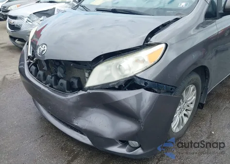 2013 Toyota Sienna Xle V6 8 Passenger z USA, uszkodzony, nr VIN 5TDYK3DC9DS360549